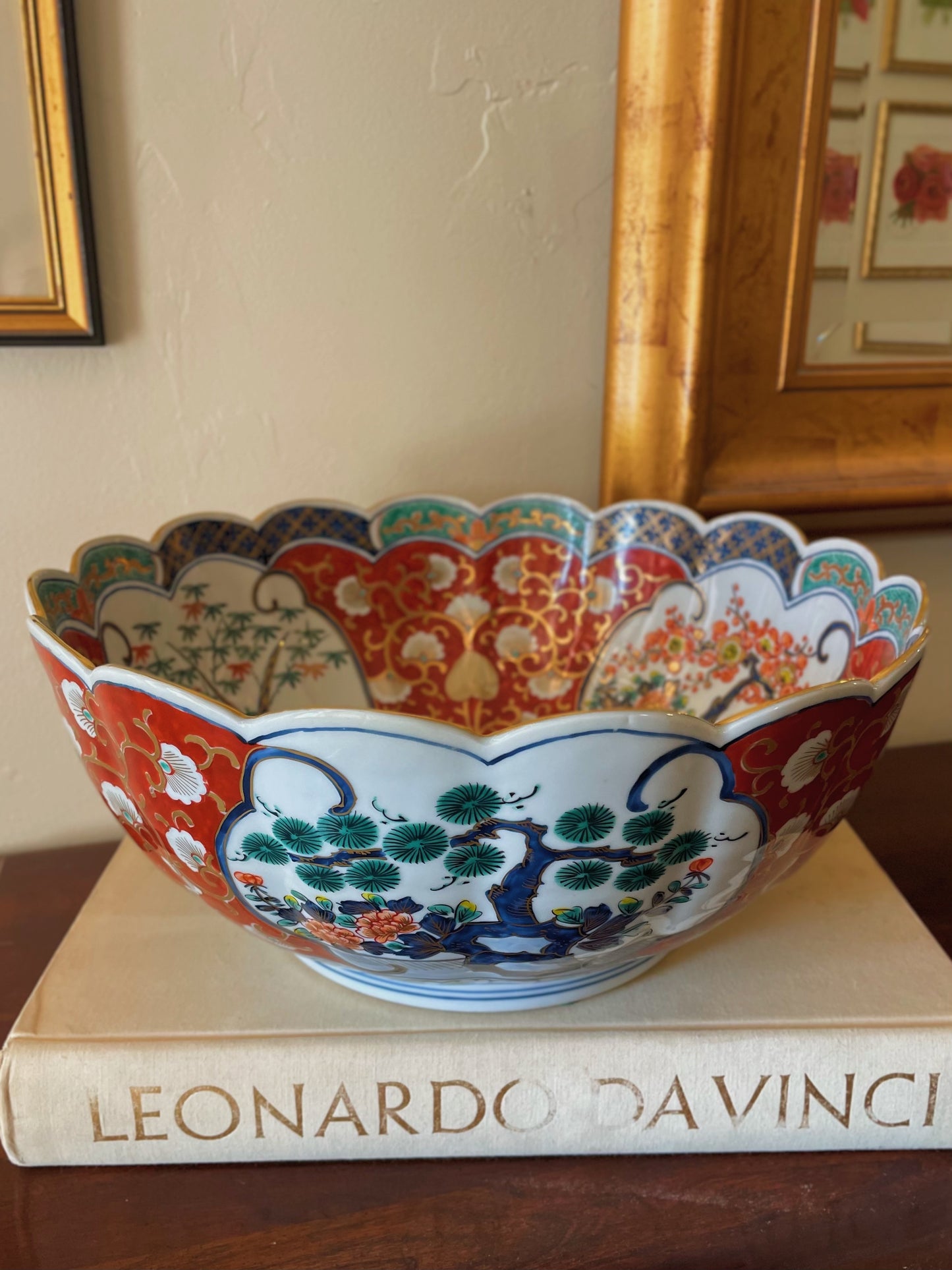 Vintage Japanese Imari Scalloped Porcelain Decorative Bowl